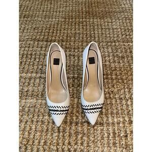 White House Black‎ Market Shoes Womens 9.5M With Black Emblem